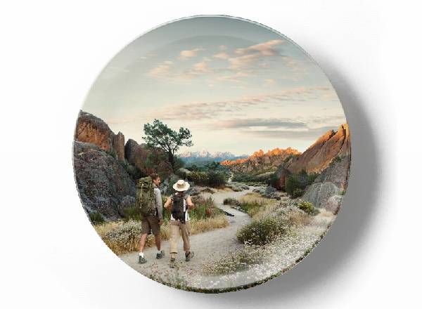 Прогулка по дорожке в горах