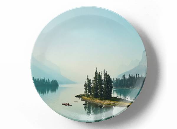 Холодное горное озеро и ёлки