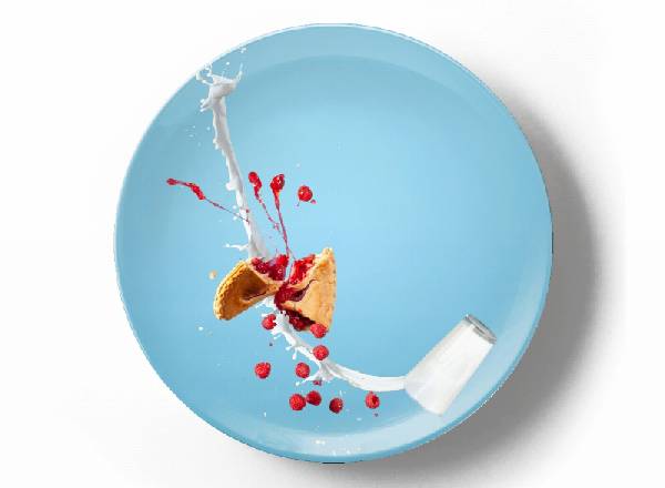 Натюрморт с пролитым молоком