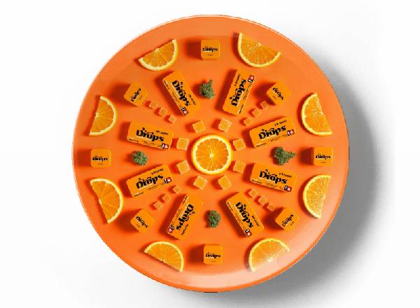 Натюрморт с дольками апельсина