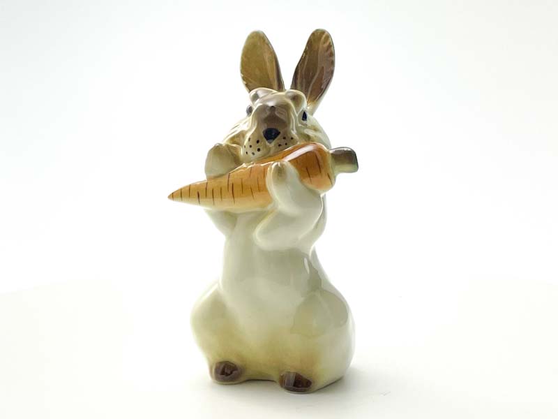 Скульптура «Заяц с морковкой 2»