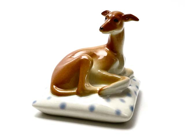 Скульптура «Левретка на подушке»