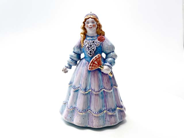 Елочная игрушка «Золушка на балу» Форма: Золушка на балу. Майолика. 86 x 130 мм.