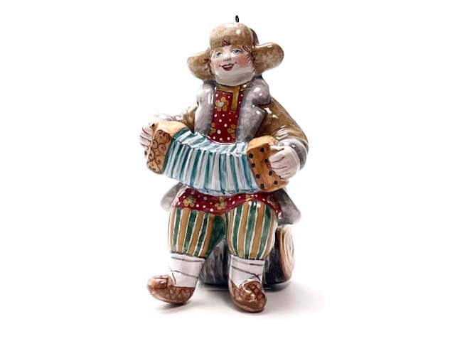 Елочная игрушка «Мужичок с гармошкой» Форма: Мужичок с гармошкой. Майолика. 60 x 90 мм.