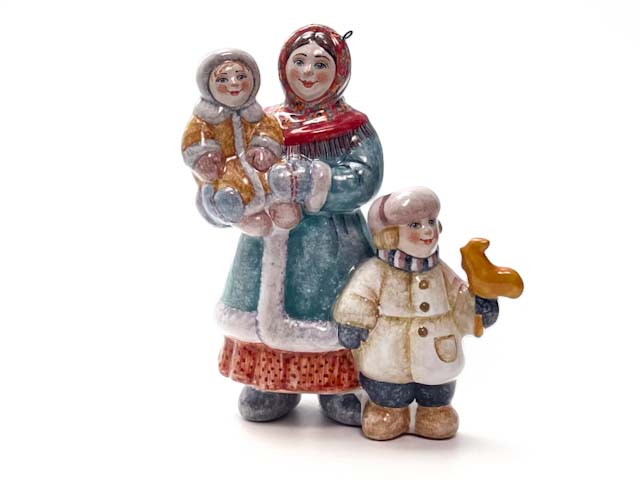 Елочная игрушка «Крестьянка с детьми» Форма: Крестьянка с детьми. Майолика. 80 x 100 мм.