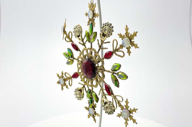 Елочная игрушка «Ювелирная снежинка с красным камнем»