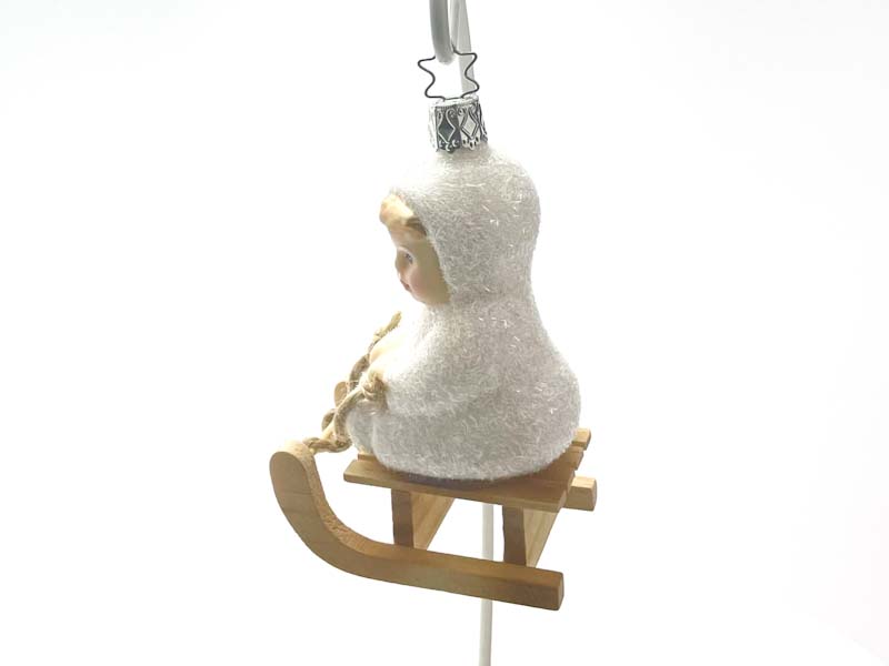 Елочная игрушка «Детские игры на снегу. Девочка на санках»