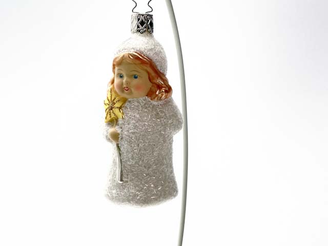 Елочная игрушка «Детские игры на снегу. Девочка со звездой»