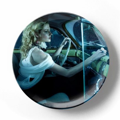 Декоративная тарелка Эрик Алмас Девушка в автомобиле