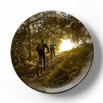 Декоративная тарелка Камерон Карстен На велосипеде по лесной тропе